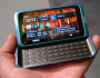 Nokia E7 en la mano