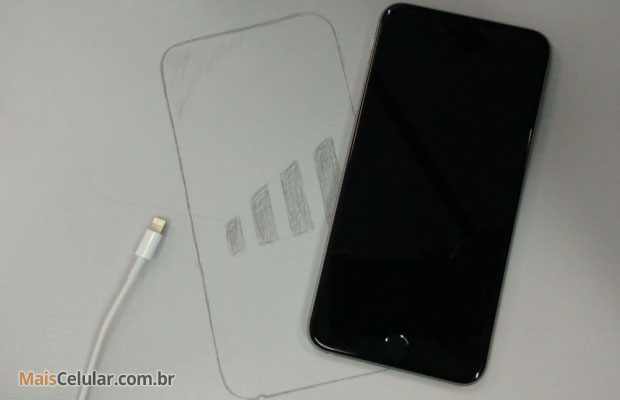 molde do celular na mesa