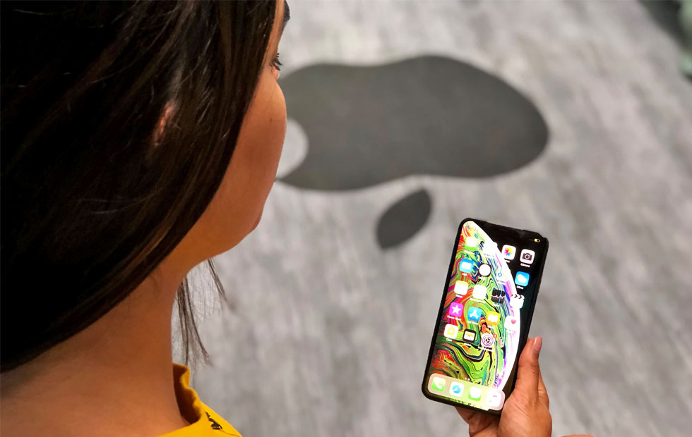 woman hold iphone xs max