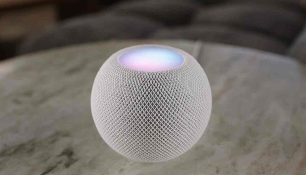 apple homepod mini sob a mesa