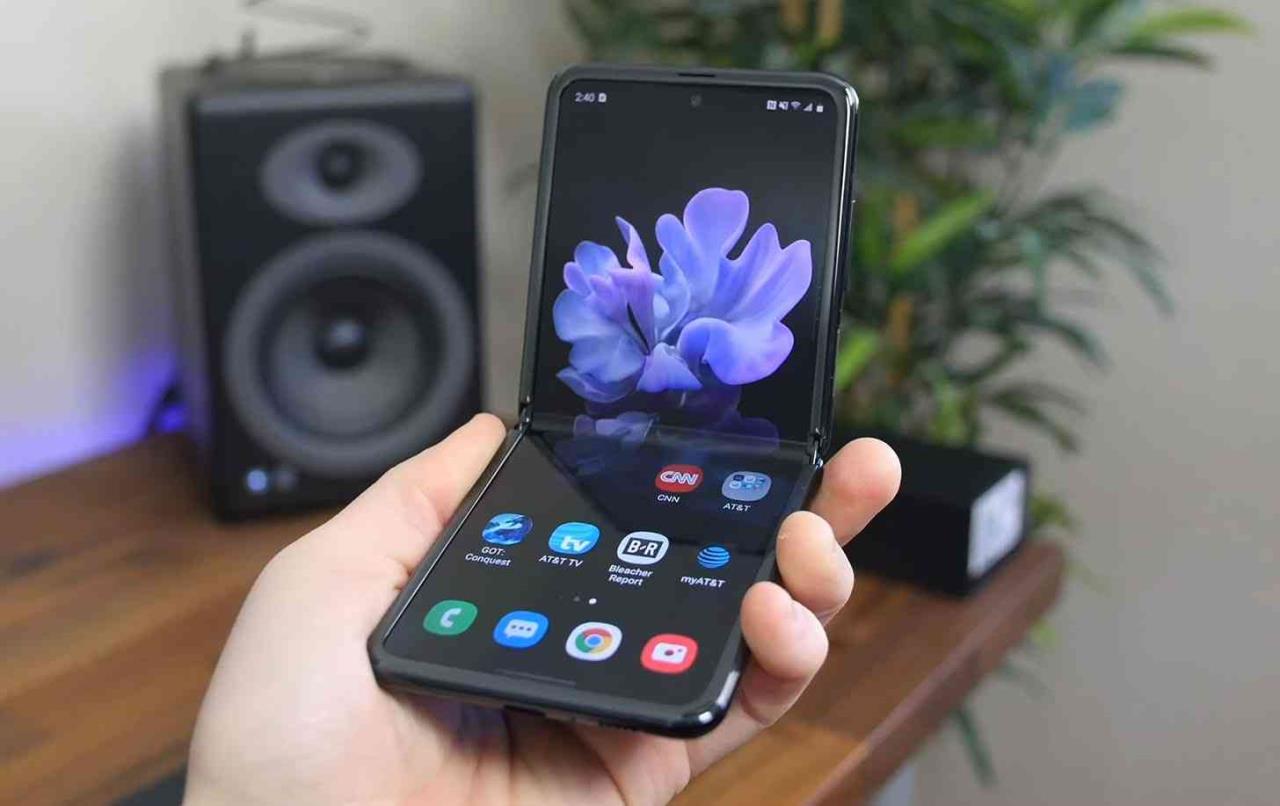samsung galaxy z flip na mão