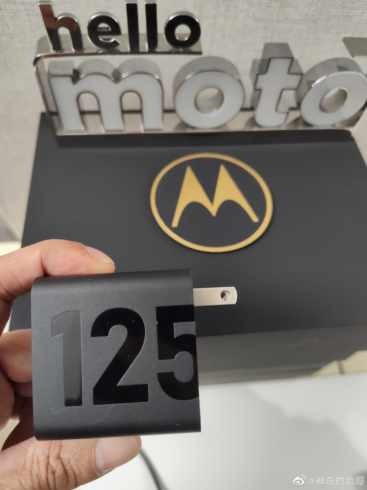 Executivo da Motorola mostra carregador de 125W