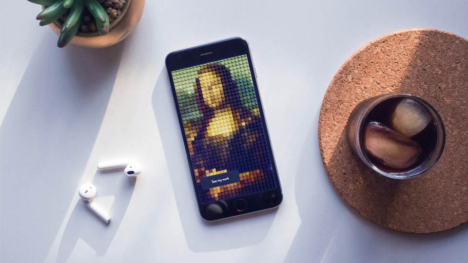 smartphone sur la table avec image de monna lisa