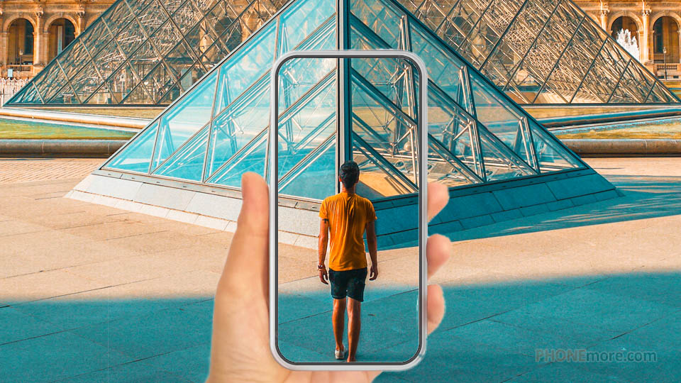 smartphone photographiant une personne au musée du Louvre