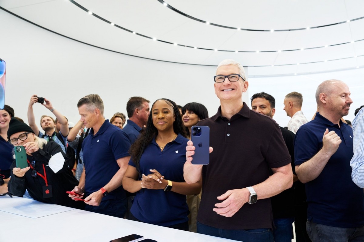 El CEO de Apple, Tim Cook, reduce su propio sueldo en 35 millones de dólares