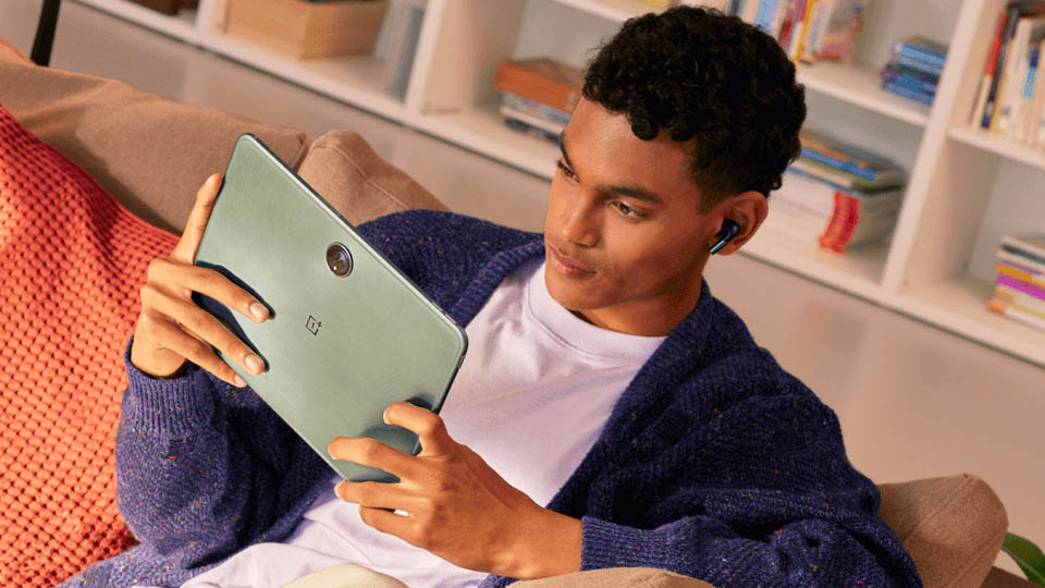 um jovem segurando o tablet OnePlus Pad