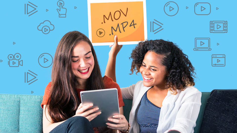 dos mujeres sentadas en el sofá con una tablet y un cartel para convertir mov a mp4