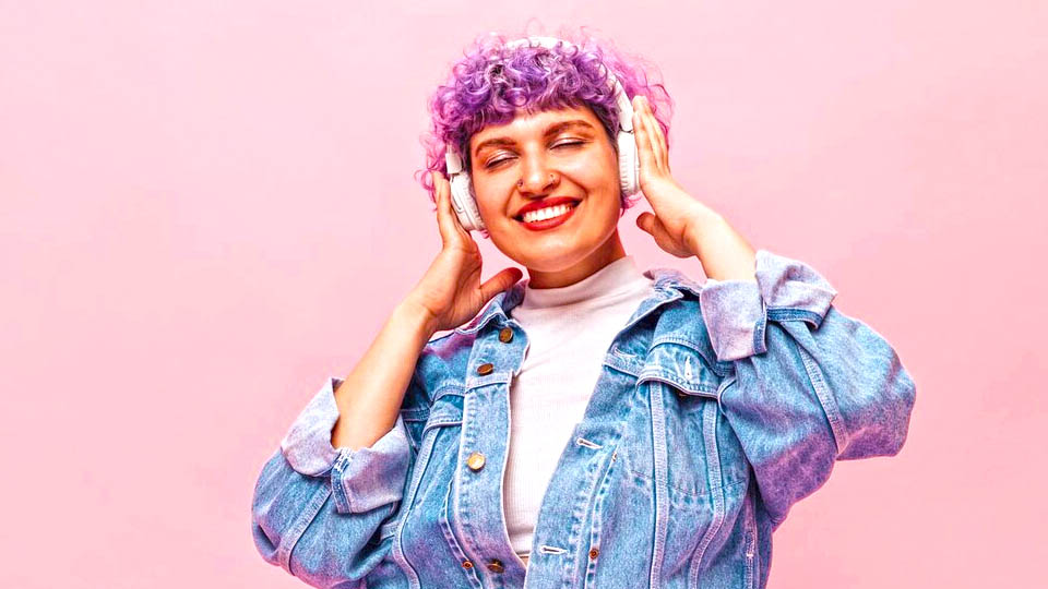 una mujer feliz escuchando música con auriculares