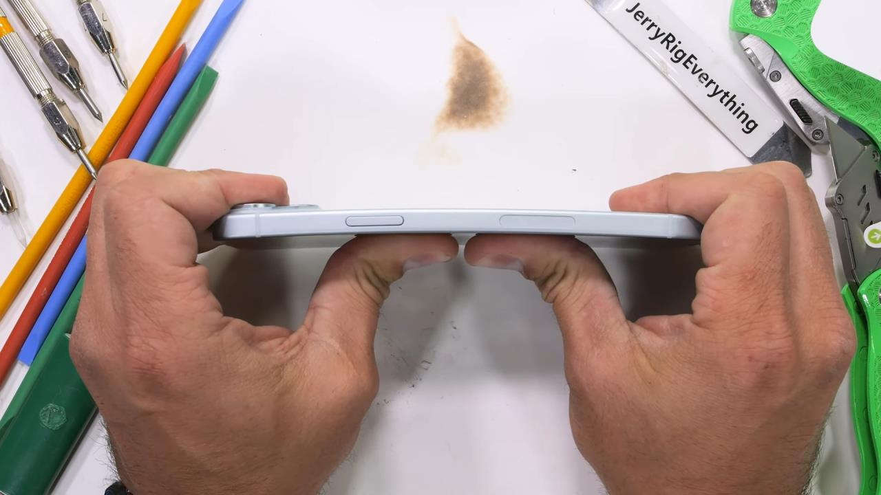 El iPhone 15 Pro Max de titanio se somete a pruebas de durabilidad
