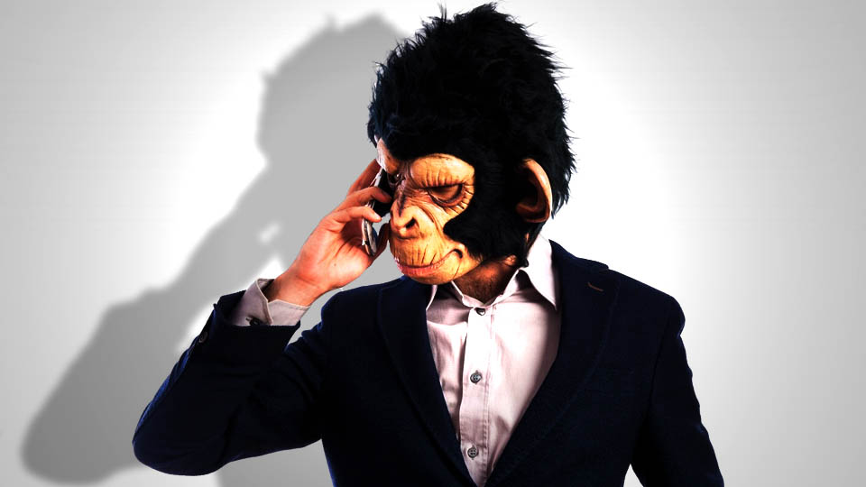 homem executivo com cara de macaco com o celular na orelha