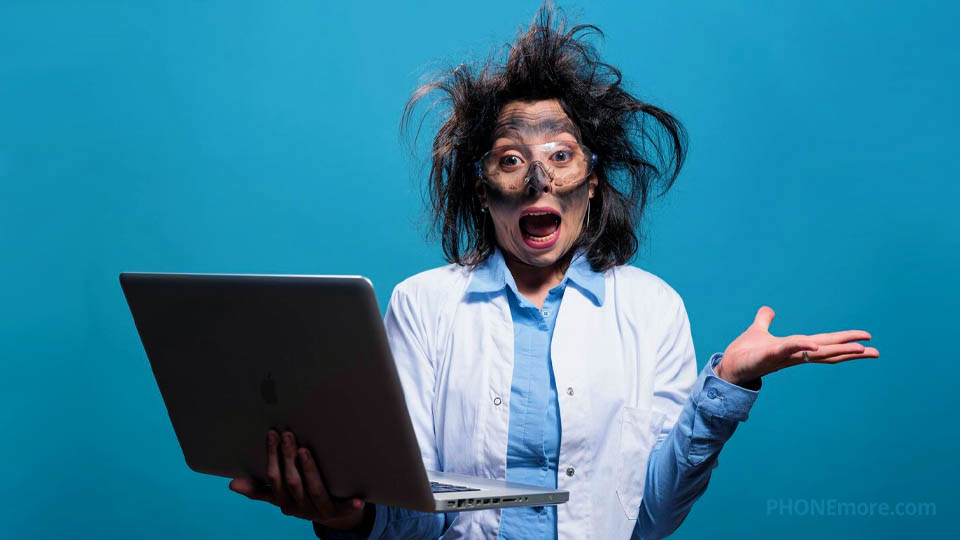 une femme avec les cheveux hérissés et le visage taché par une explosion tenant un macbook