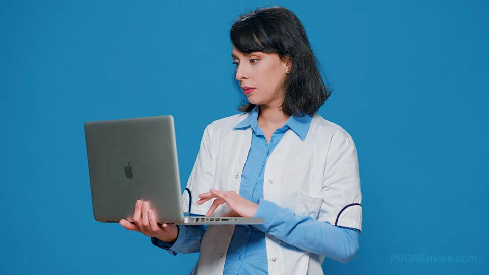 une femme tenant un macbook
