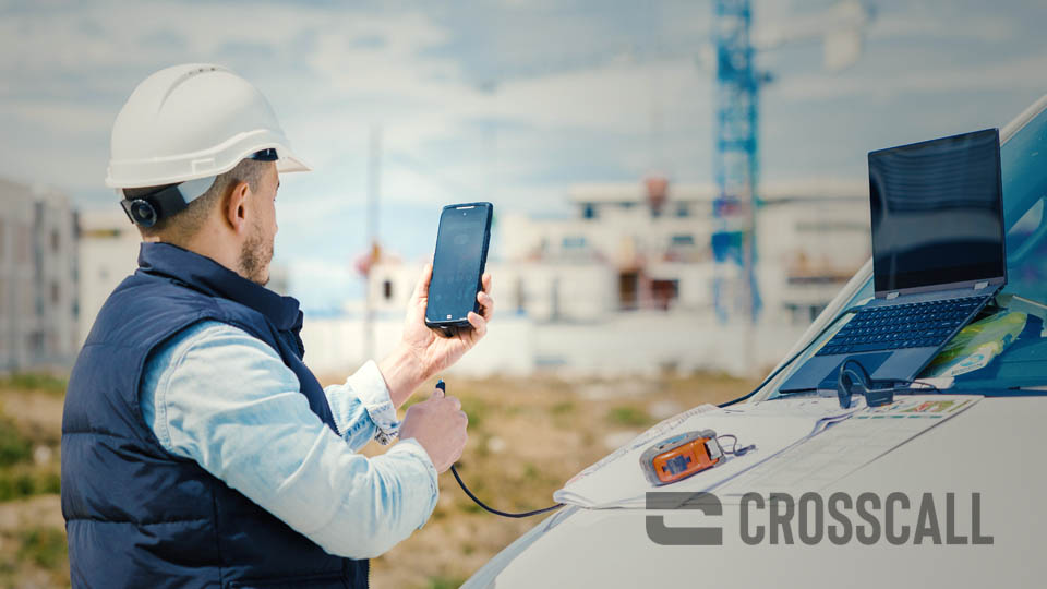 un ouvrier de chantier tenant un smartphone crosscall