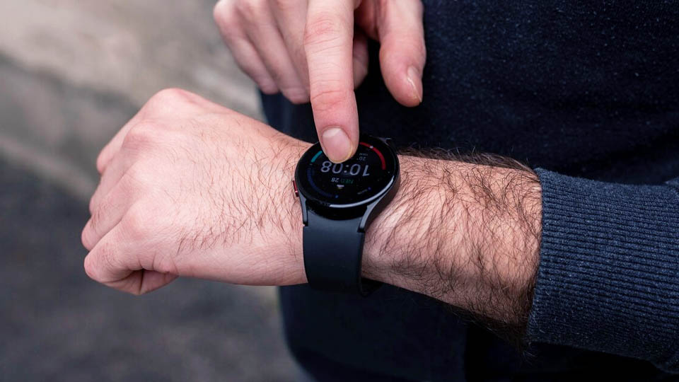 uno smartwatch android al braccio
