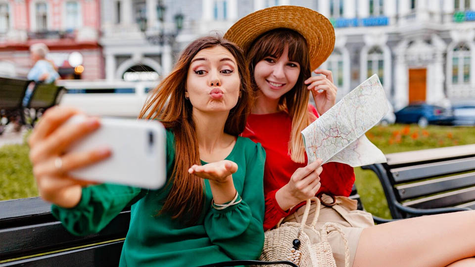 dos mujeres en un viaje tomándose una selfie