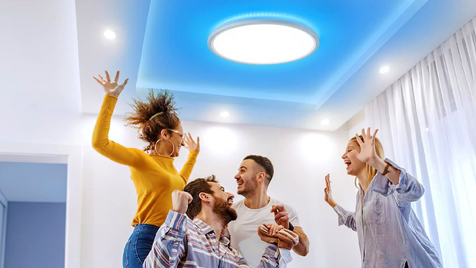 pessoas felizes na sala com um paflon led