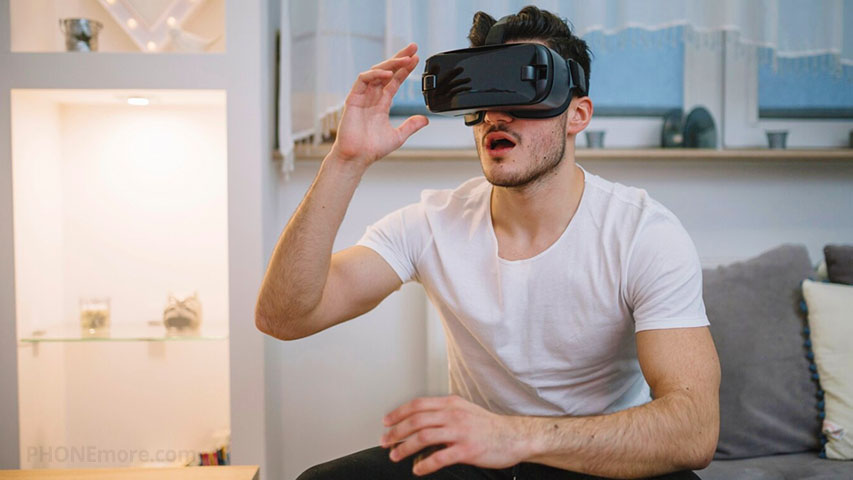 Uomo che gioca con il suo cellulare VR sul viso