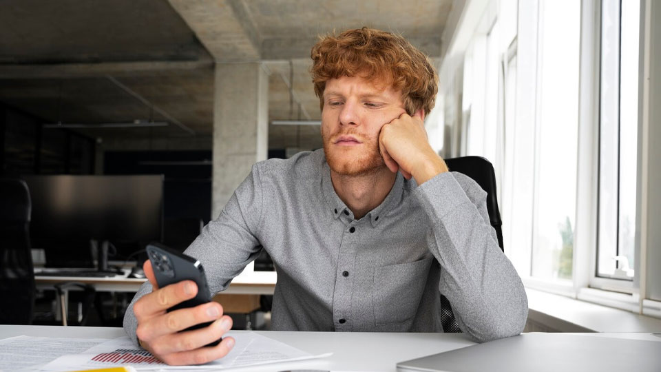 un uomo preoccupato per lo spazio sul suo cellulare