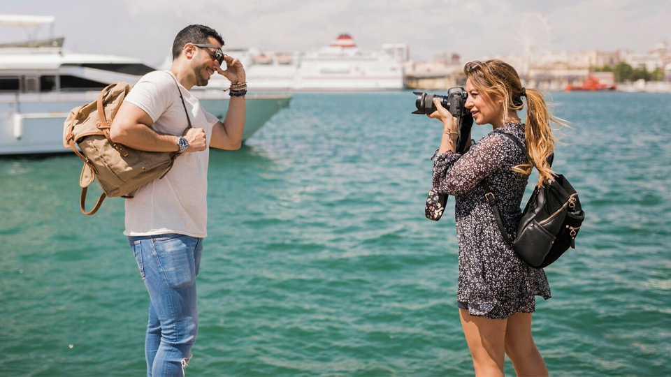 un couple en vacances prenant des photos avec un appareil photo professionnel