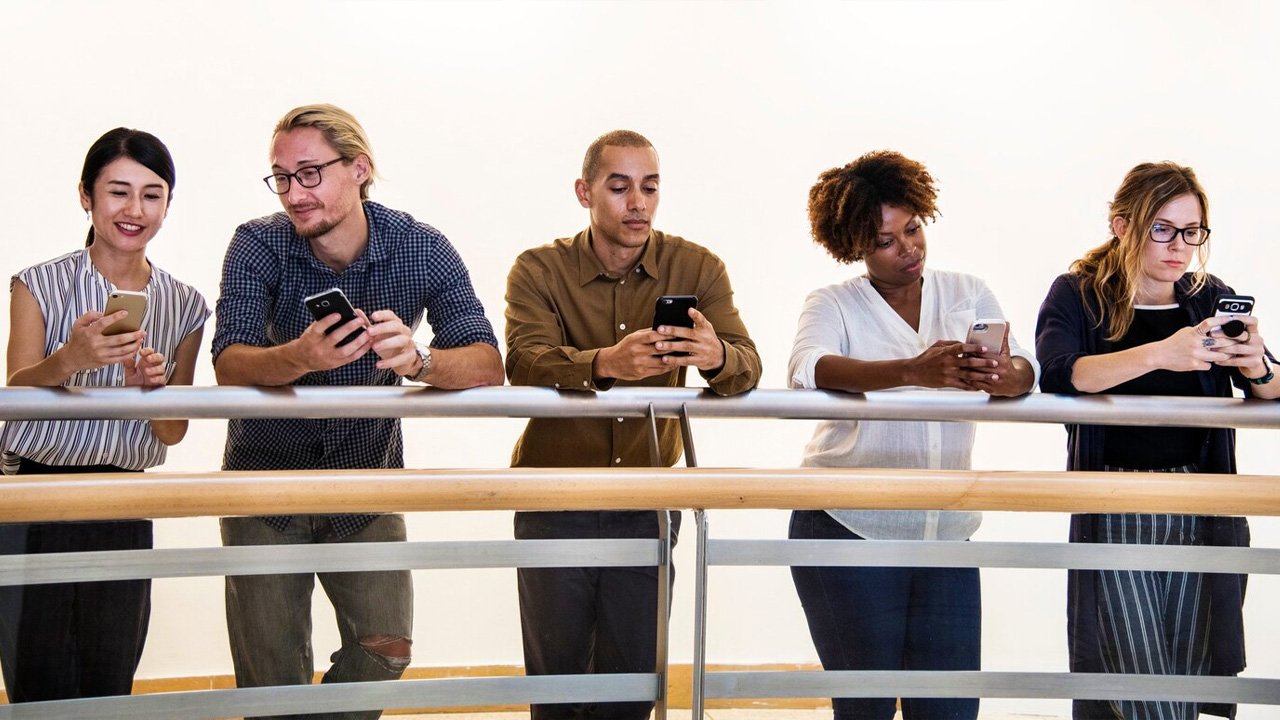 5 people using the smartphone